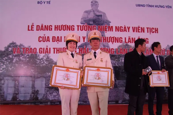 Bác Sĩ Nguyễn Văn Loãn nhận giải thưởng Hải Thượng Lãn Ông