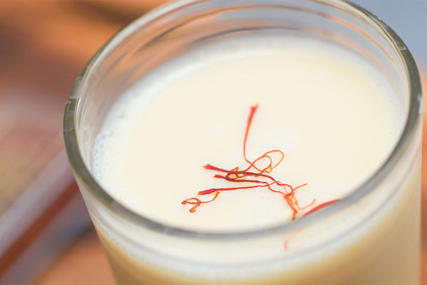 Một cốc sữa ấm thêm một vài sợi saffron là một cách cung cấp dinh dưỡng cho bà bầu rất hiệu quả