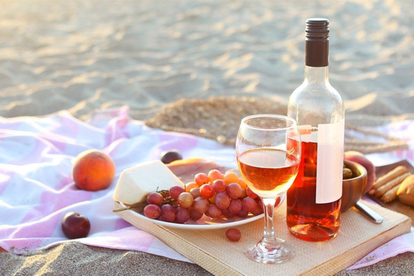 Các phương pháp sản xuất rượu vang hồng rất cầu kỳ, đòi hỏi phải có kinh nghiệm lâu năm mới cho ra được rượu thơm ngon