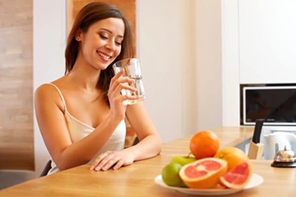 Uống nước trước các bữa ăn sẽ khiến đầy bụng và giảm cảm giác thèm ăn đi